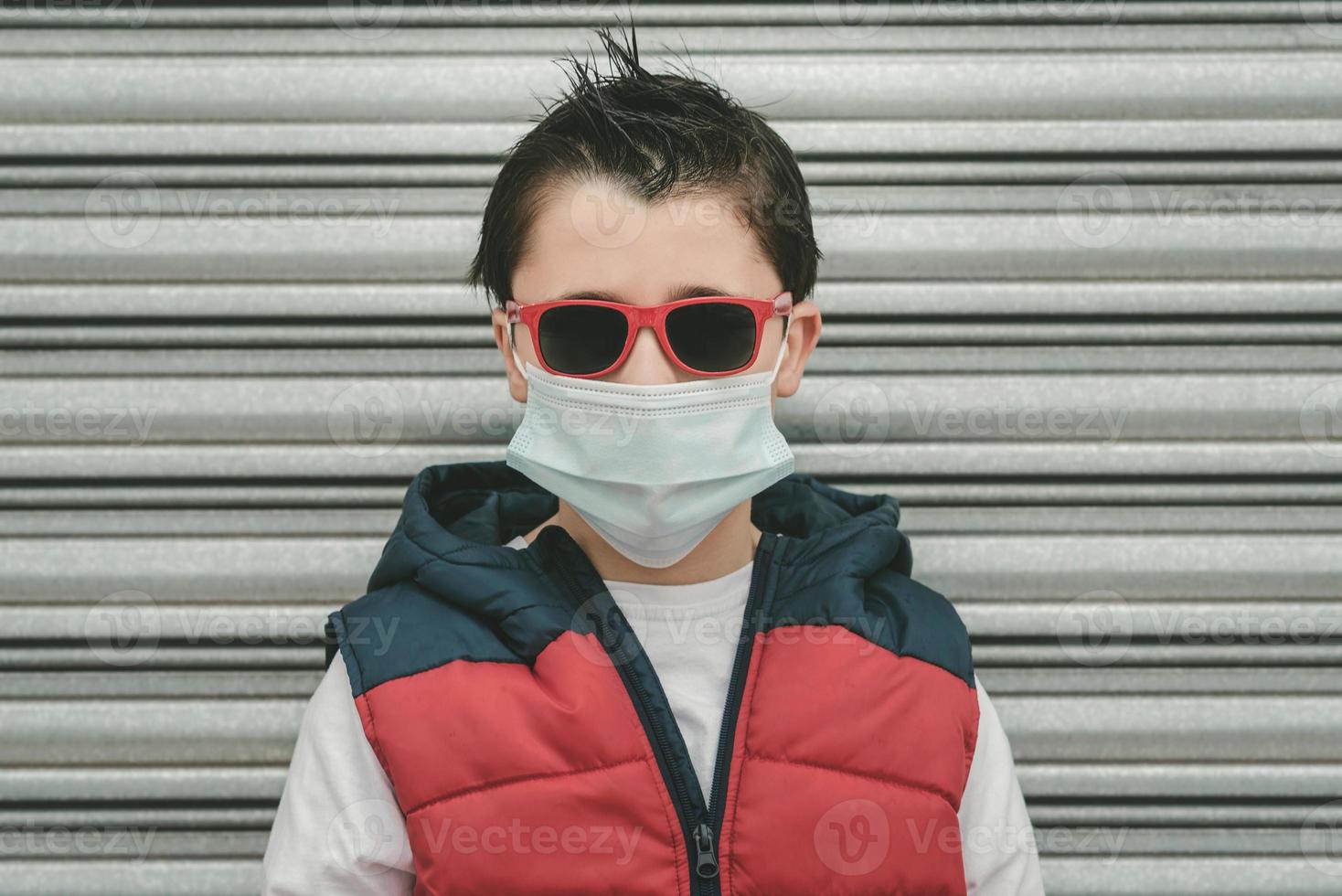 niño con máscara médica para coronavirus con gafas de sol 6156163 Foto de  stock en Vecteezy