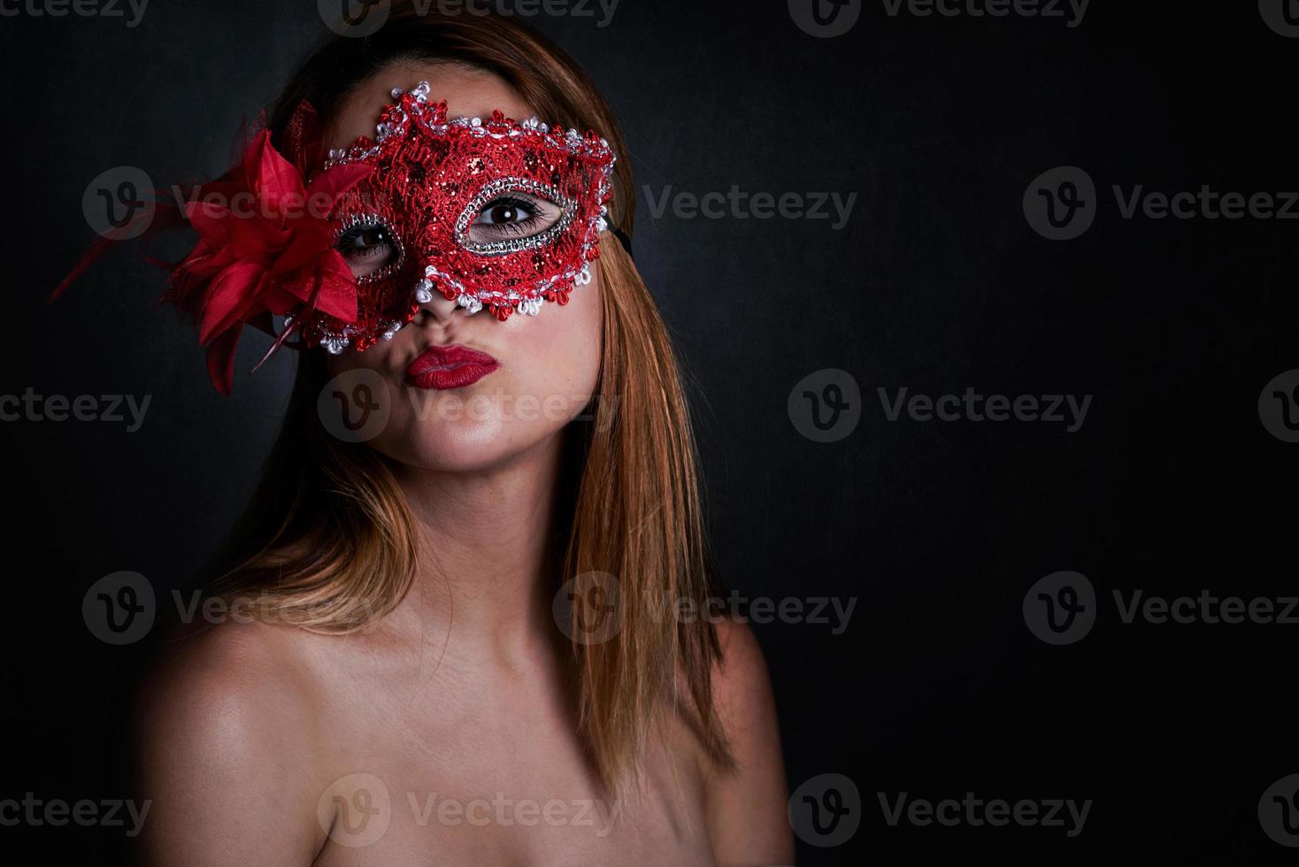mujer atractiva con máscara de carnaval foto