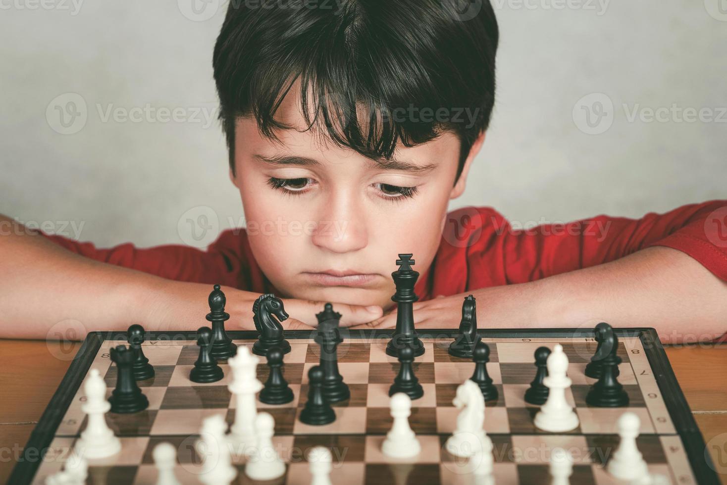 niño jugando al ajedrez foto