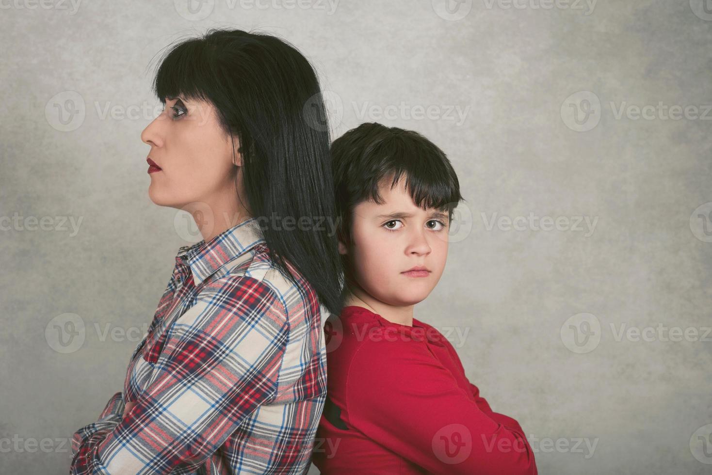 madre e hijo que están enojados foto