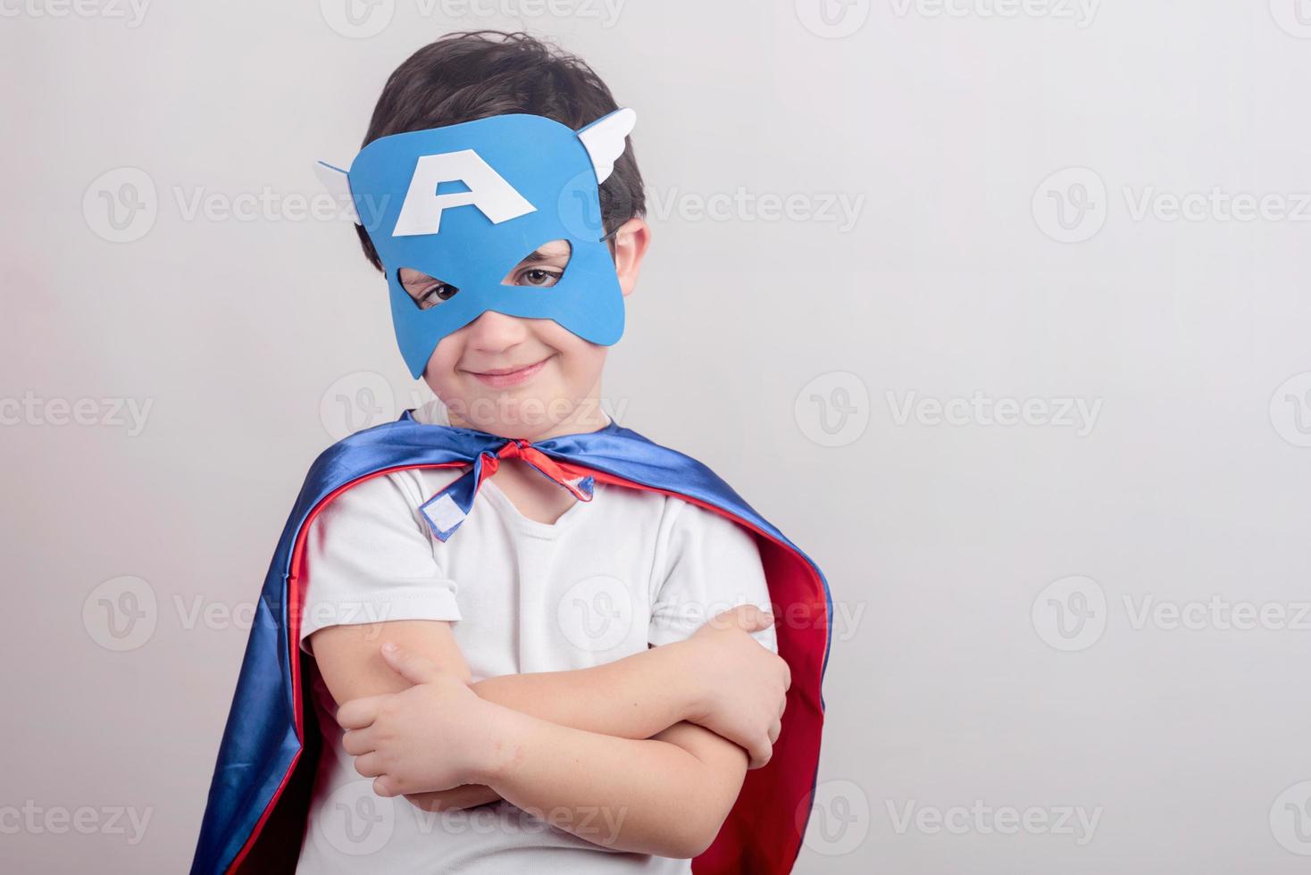 niño divertido disfrazado de superhéroe foto