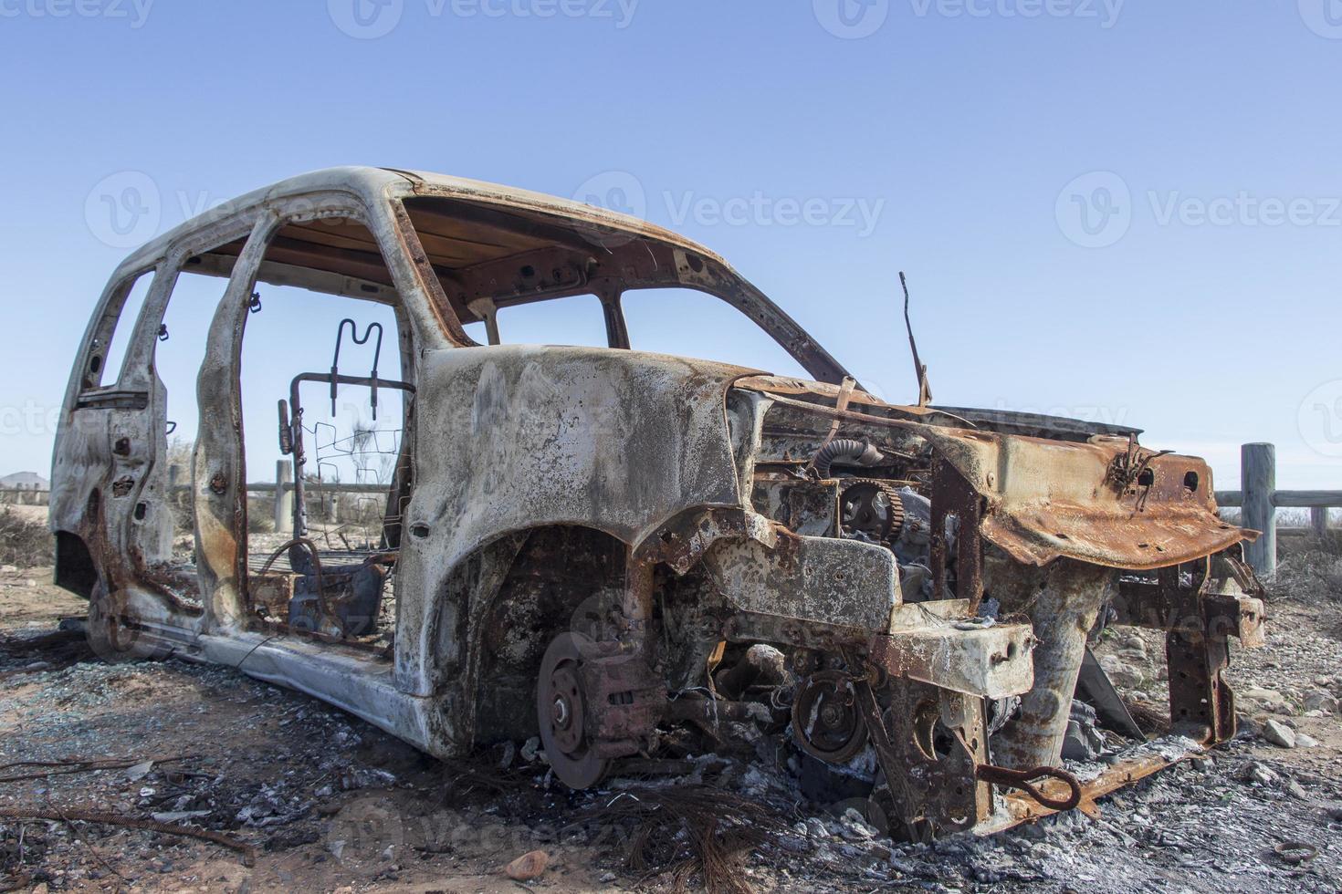 auto quemado abandonado, auto destruido por fuego, mini van foto