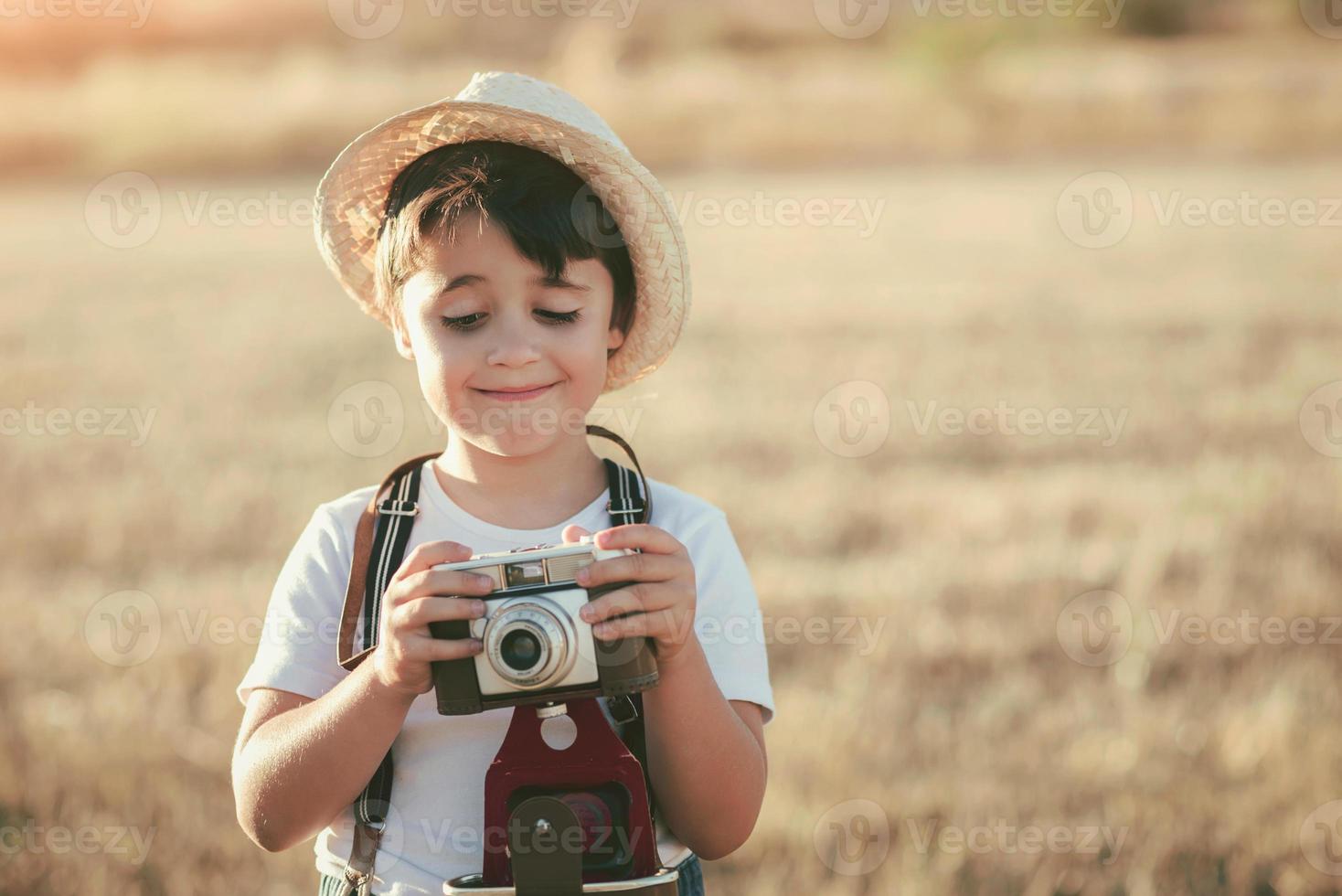 niño feliz con cámara foto