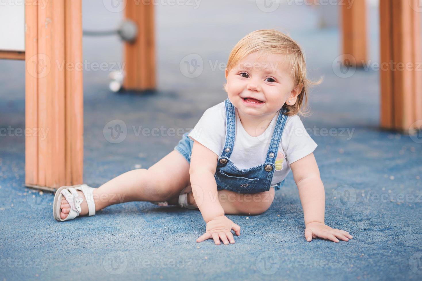 pequeño bebé en el patio de recreo foto