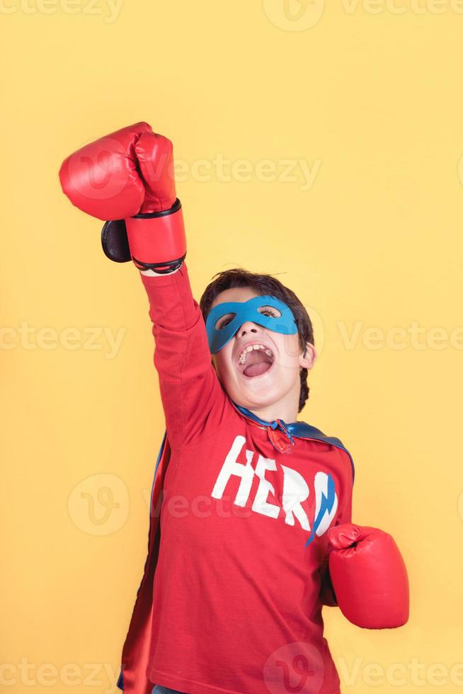 superhéroe retrato de niño en traje de superhéroe foto