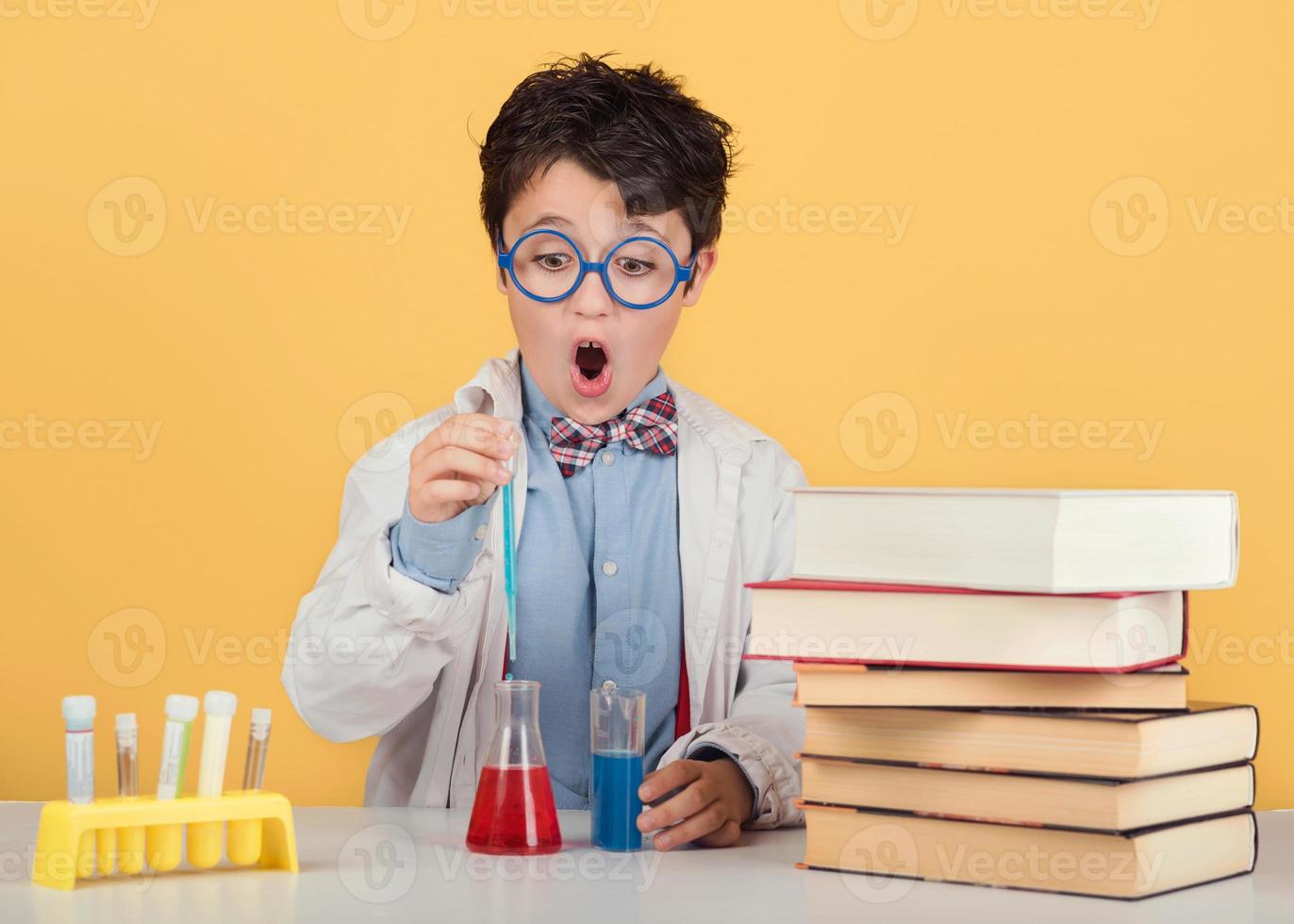 niño científico en laboratorio foto