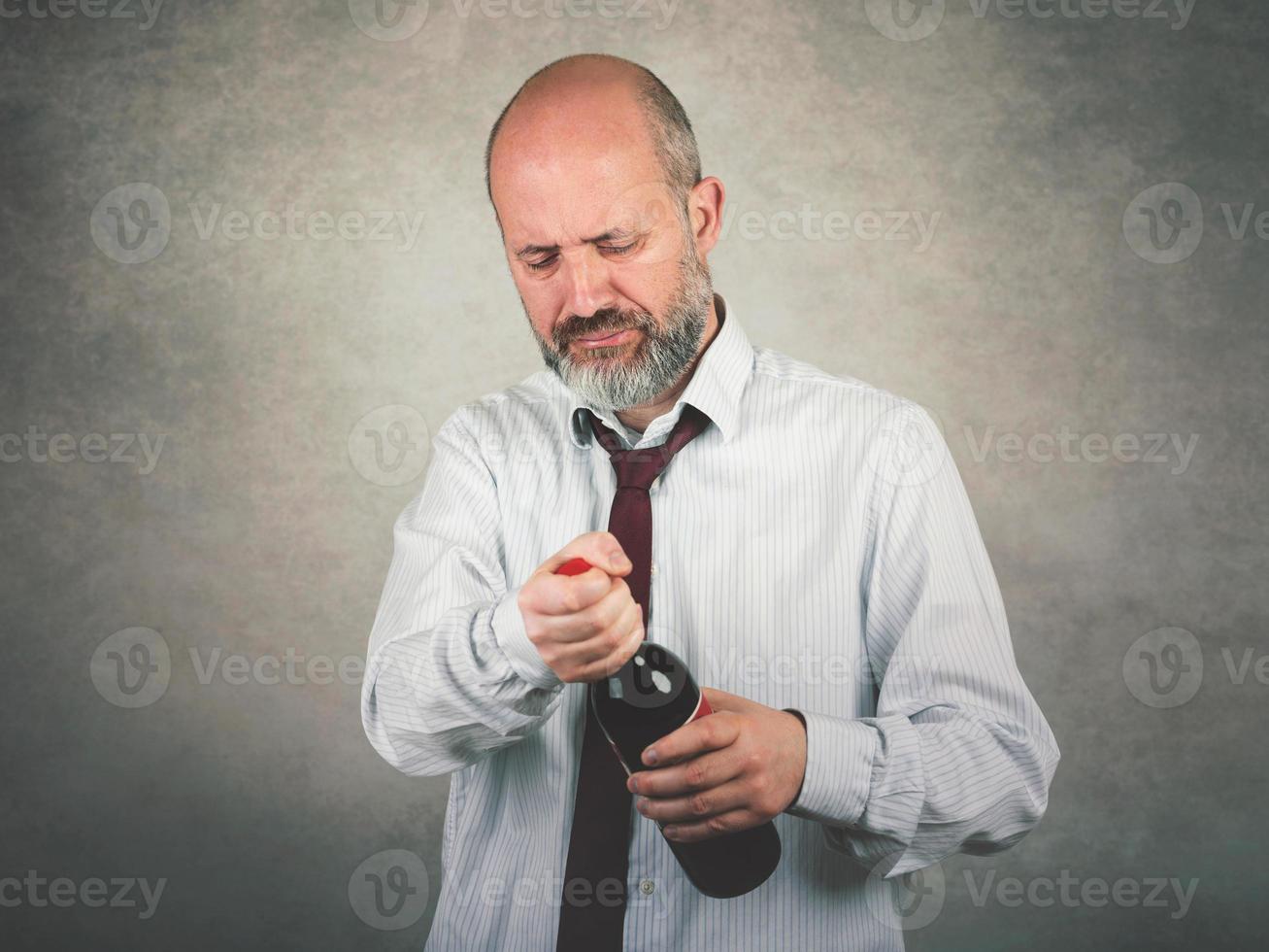 hombre de negocios deprimido adicto al alcohol foto