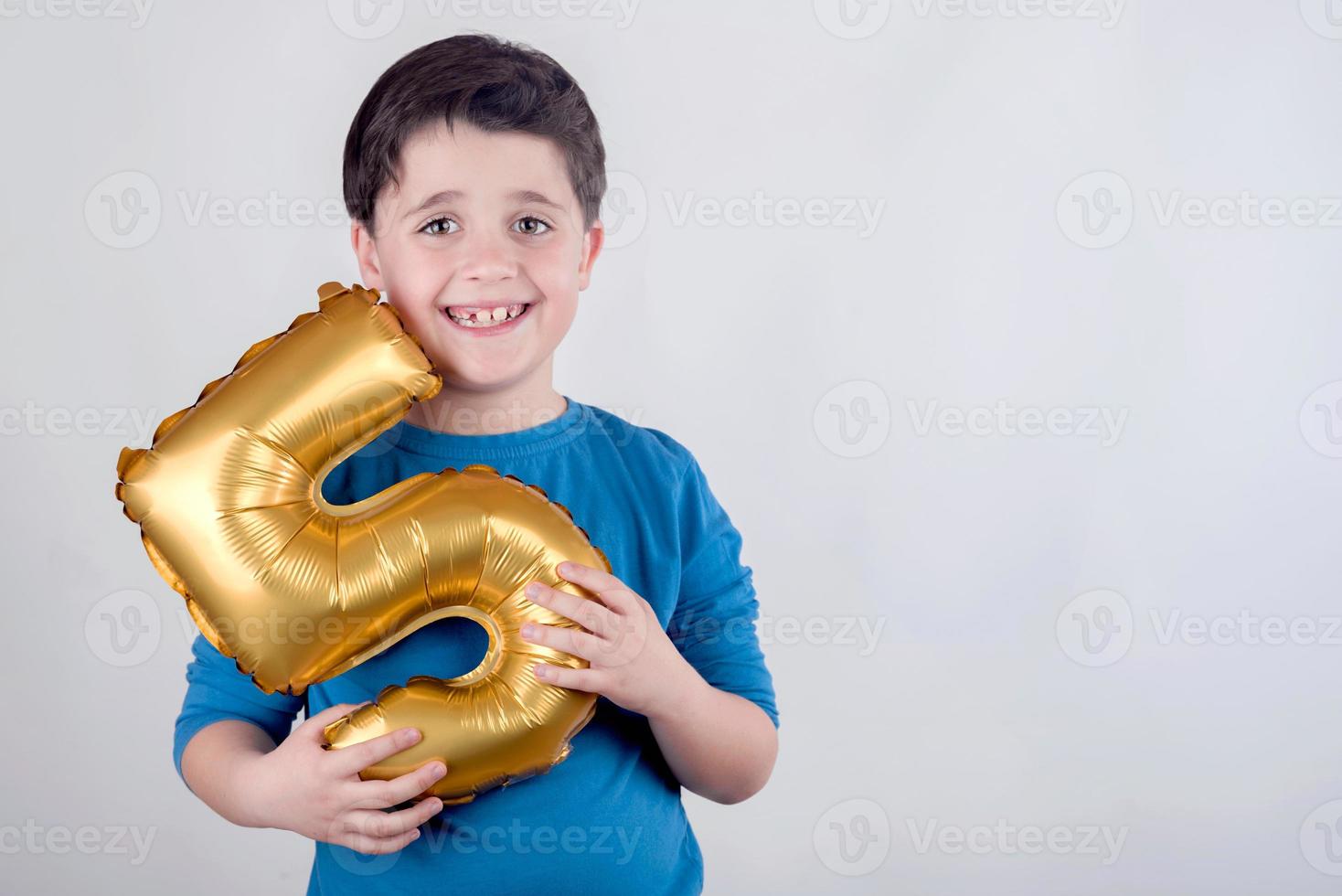 cumpleañero,niño celebrando el quinto cumpleaños foto