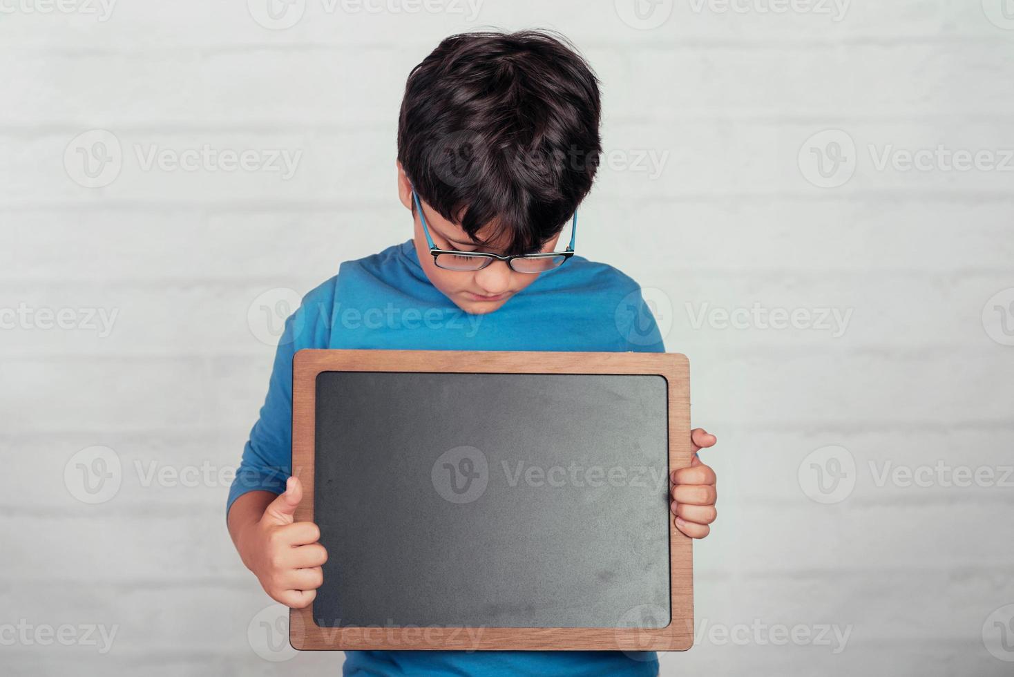 niño con una pizarra foto