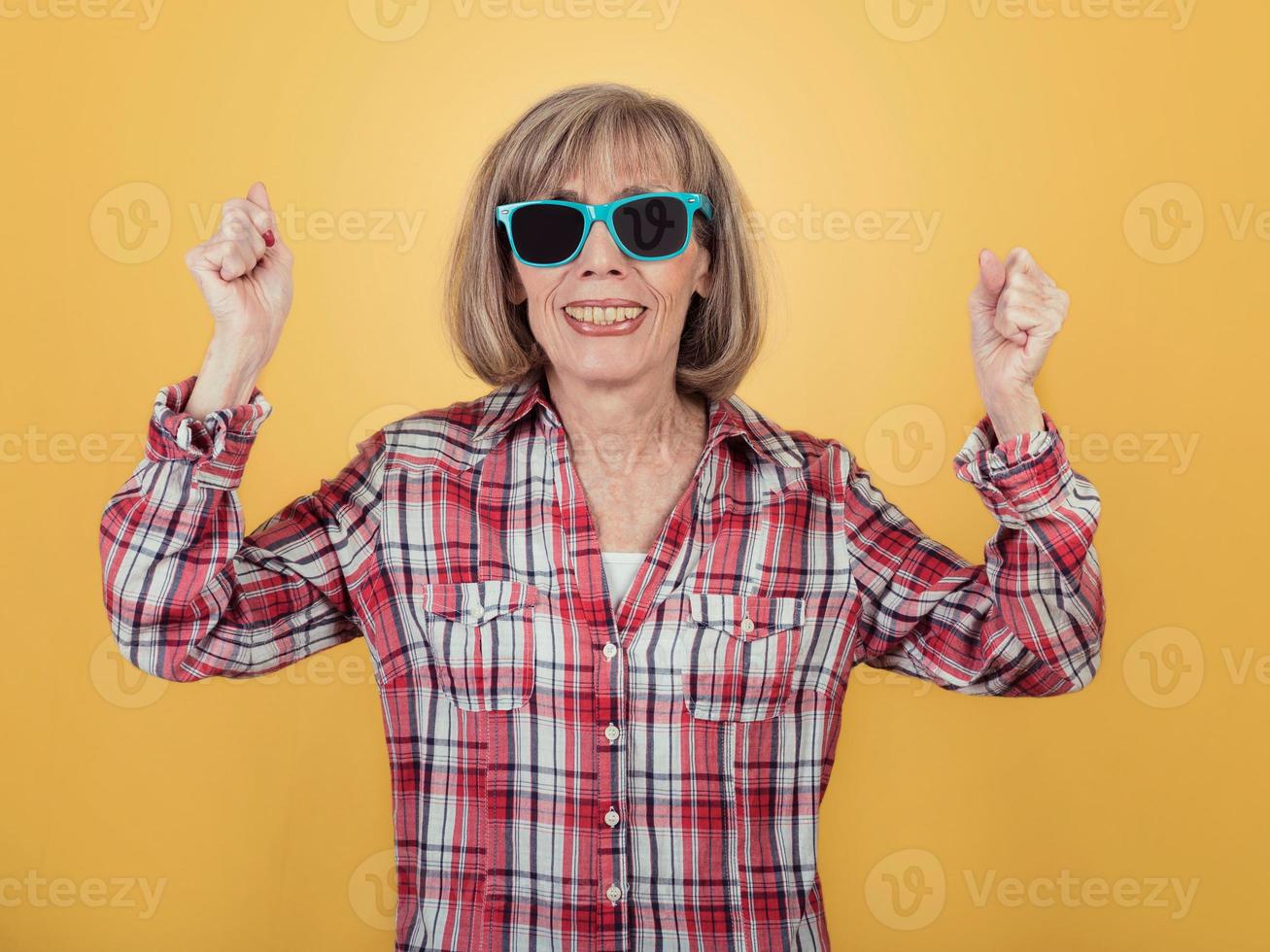 mujer mayor sonriente con gafas de sol foto