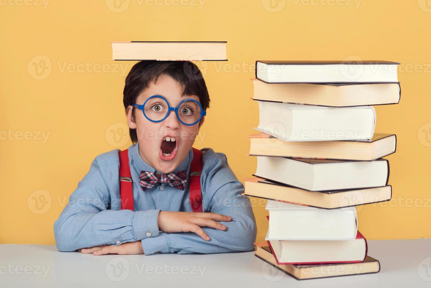 niño enojado con libros foto