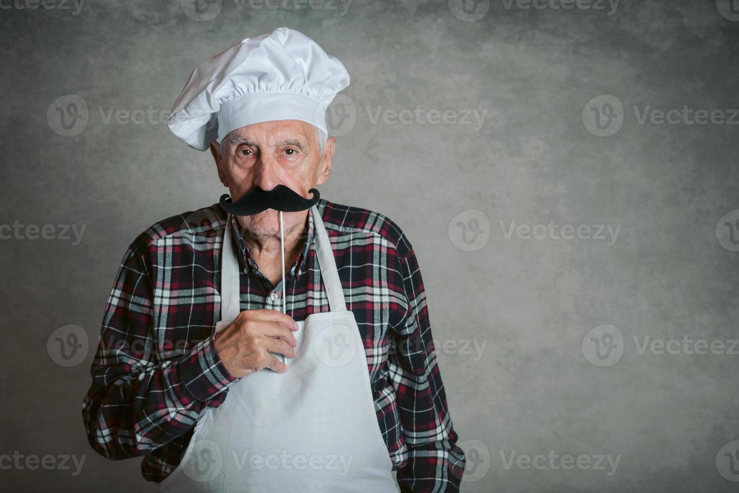 hombre mayor divertido con sombrero de cocinero foto