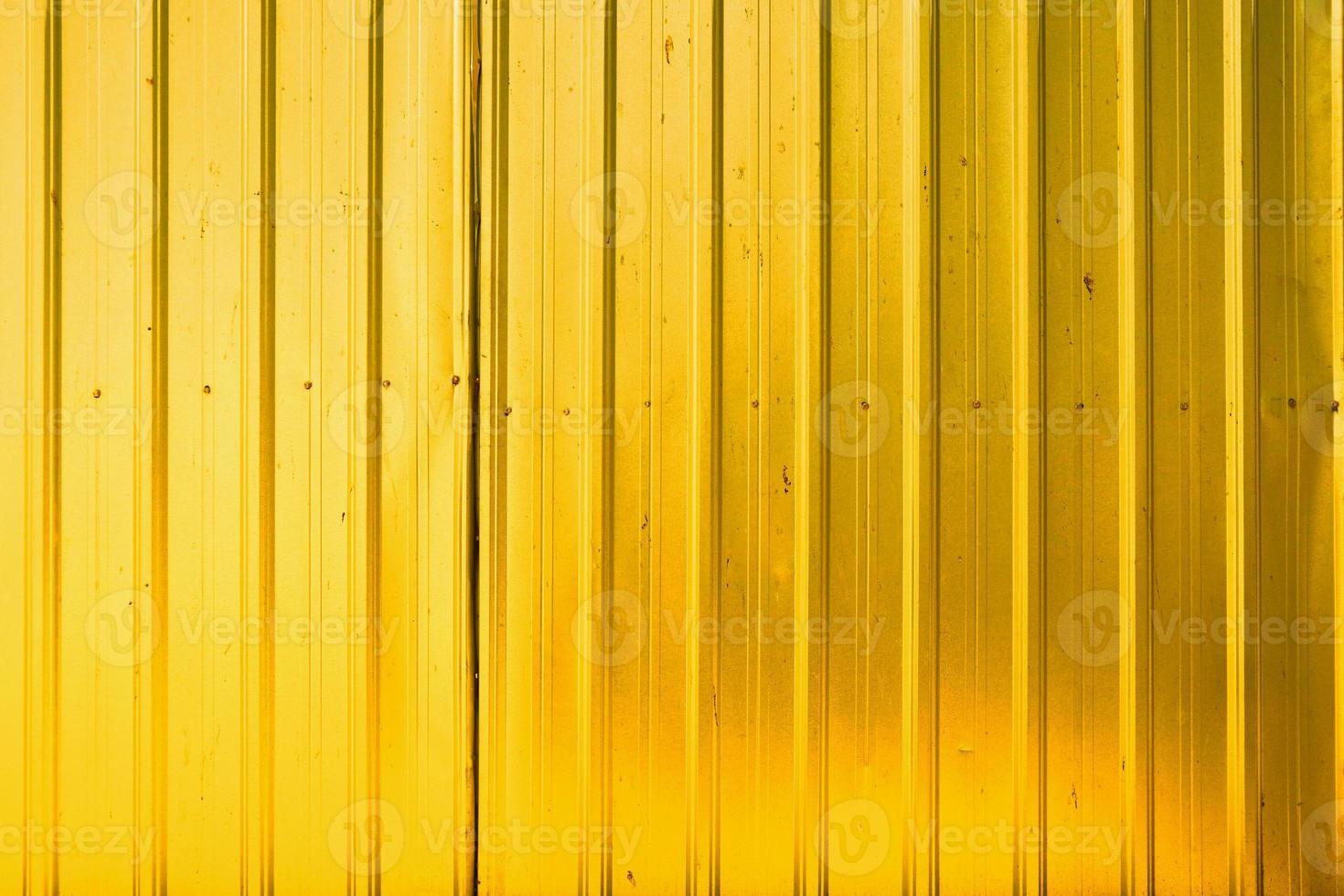 Fondo de textura de cortina de hierro de metal delantero de tienda amarilla. enrolle el fondo de las persianas de metal. foto