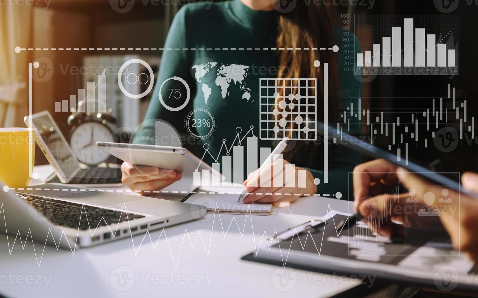 inteligencia y análisis empresarial con el concepto de panel de indicadores clave de rendimiento. dos diseñadores web colega de negocios discutiendo datos y tableta digital foto