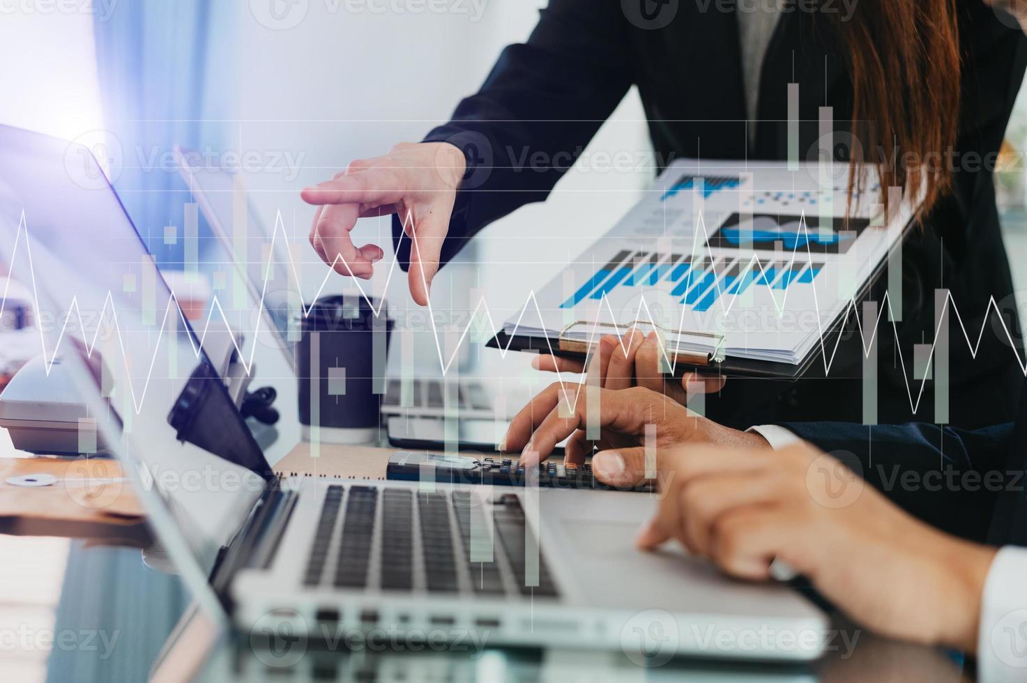 datos del informe financiero del balance de operaciones comerciales y estado de resultados y diagrama como concepto fintech. reunión del equipo comercial. tableta digital y computadora portátil. foto