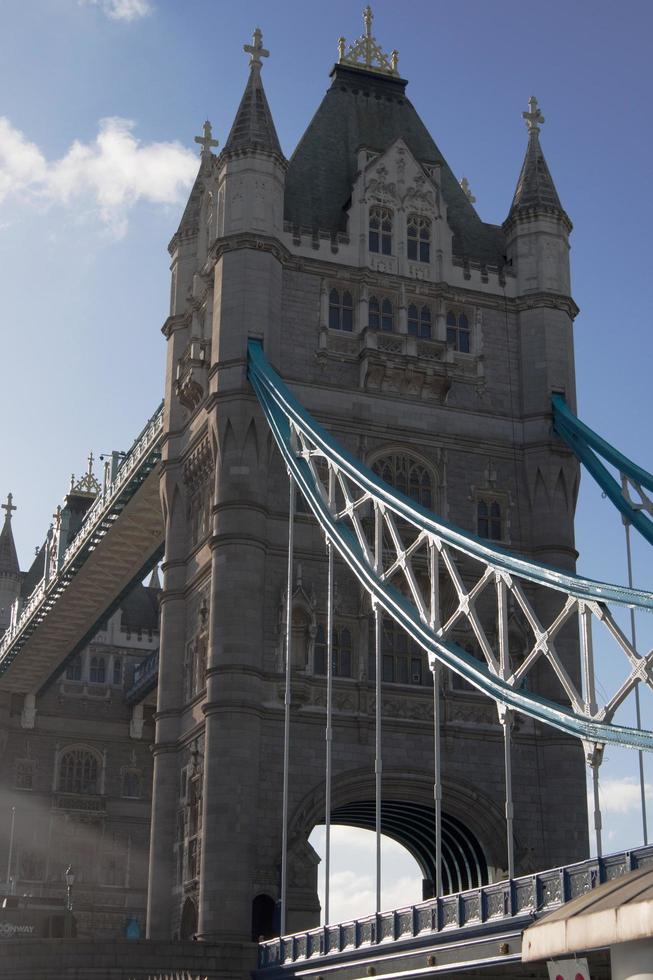 magnífico puente de la torre en londres, con cadena azul. nadie foto