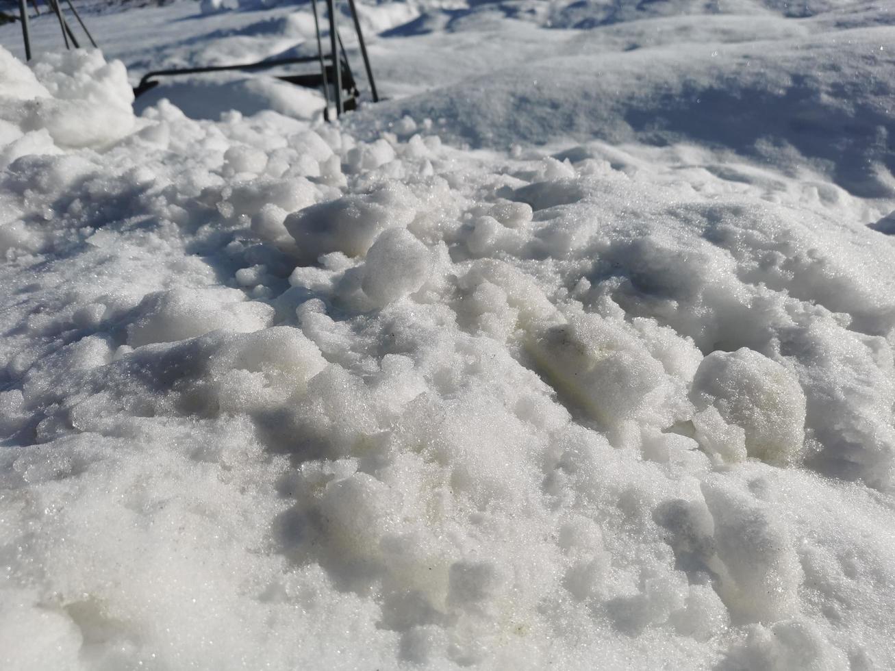 día de invierno en el pueblo ruso nieve bien cielo azul foto