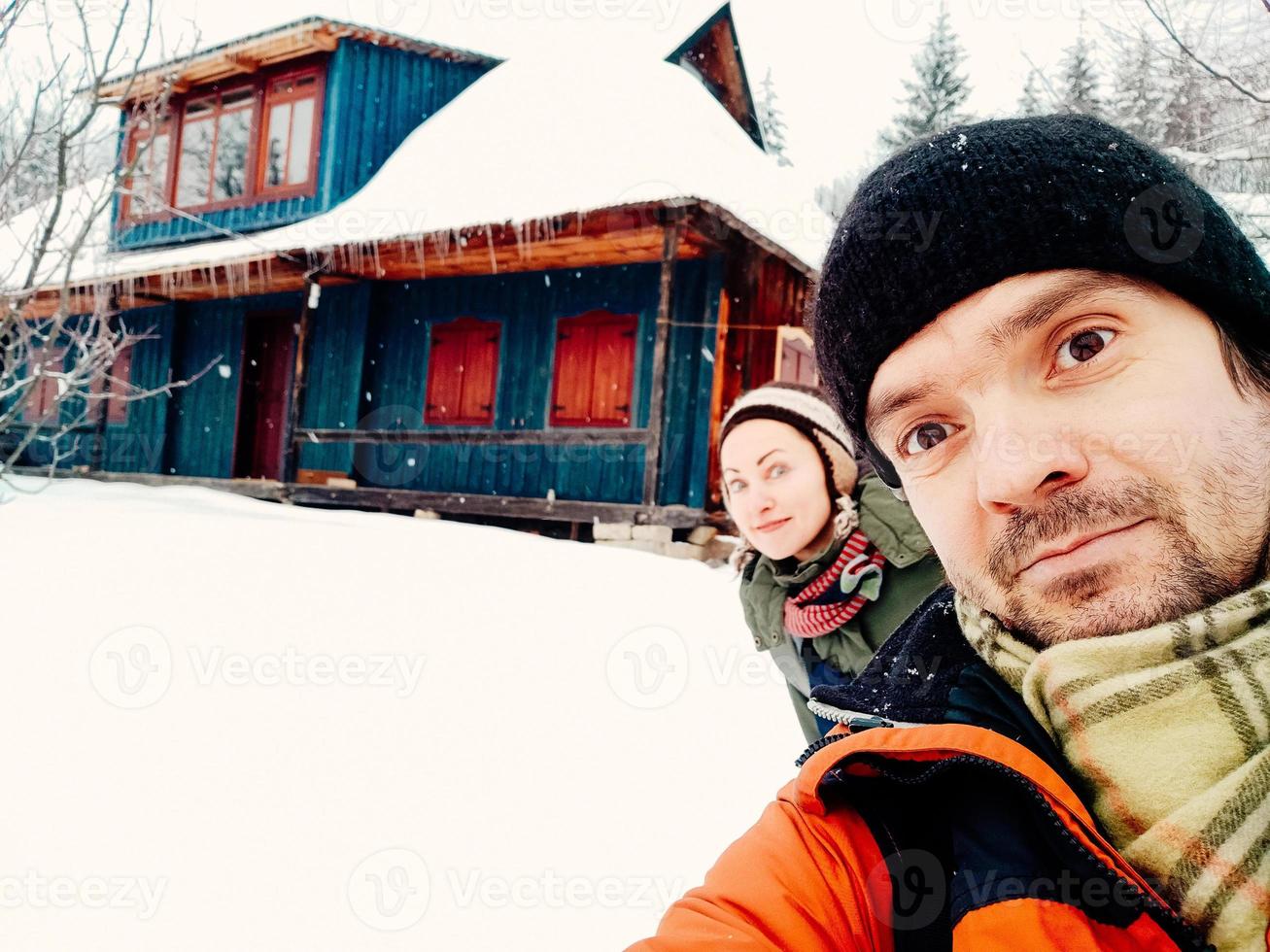 Pareja joven sonriente divirtiéndose al aire libre en invierno foto