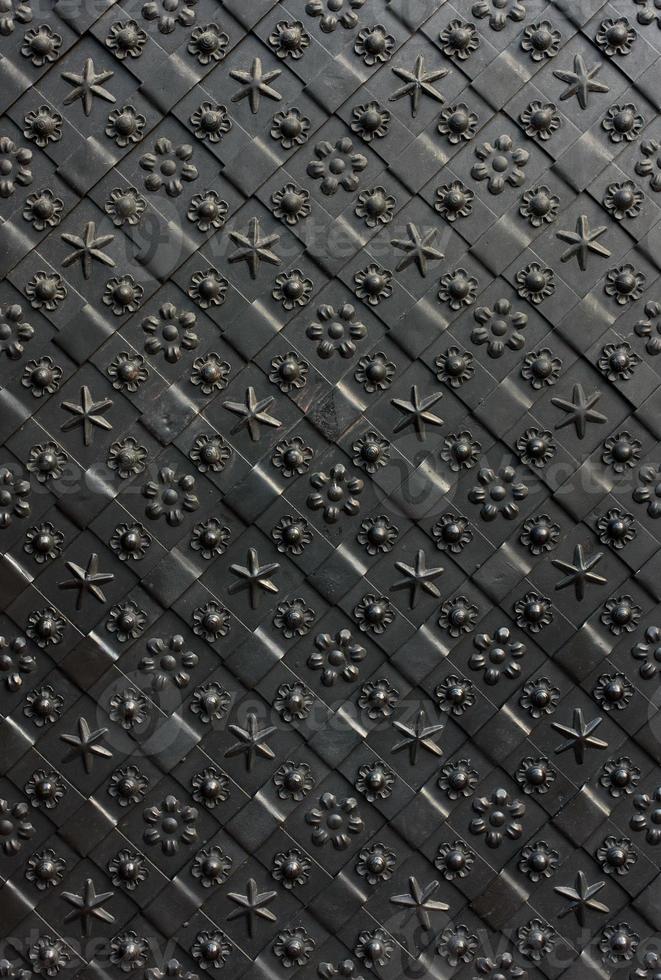 puerta forjada negra, textura simétrica rombo. grunge fondo negro foto