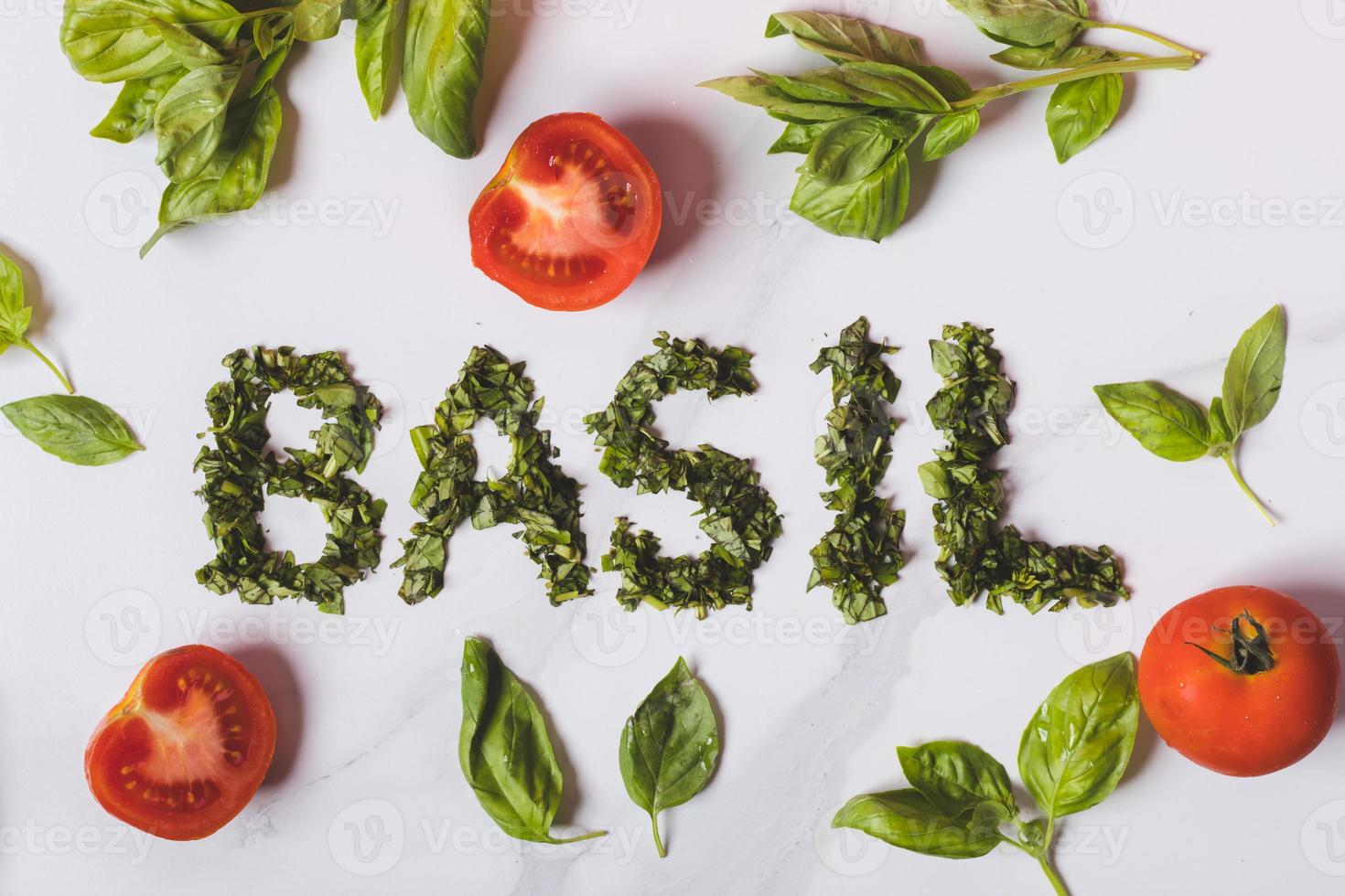 albahaca y tomates en un mármol blanco foto