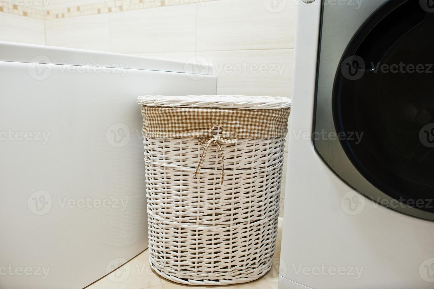 cesta de mimbre blanca para ropa sucia en el baño 6165039 Foto de stock en  Vecteezy