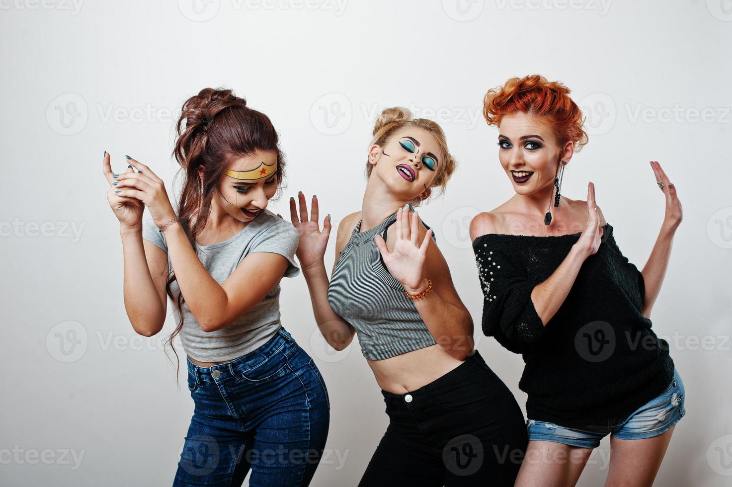 retrato de estudio de moda de tres chicas divertidas con maquillaje brillante foto