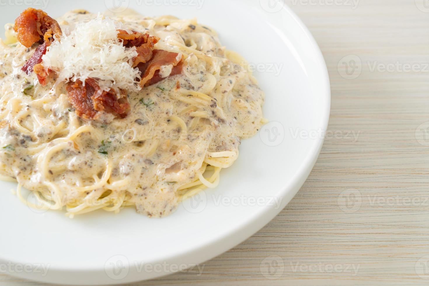 espaguetis con salsa de crema de trufa y champiñones foto