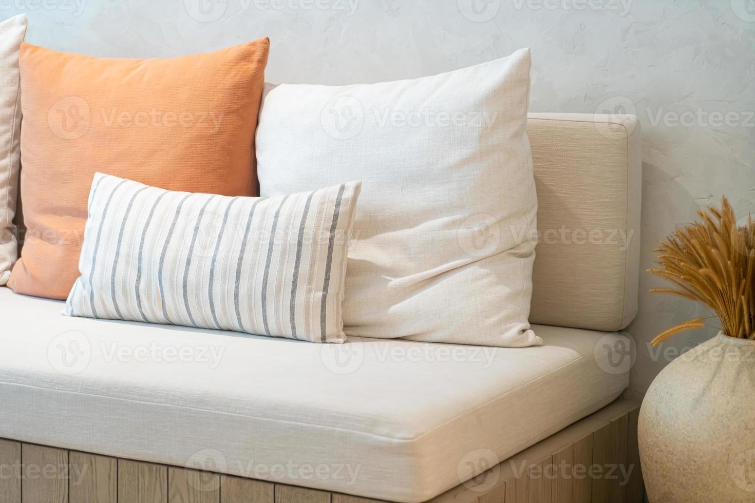 hermosa decoración de almohada en el sofá foto