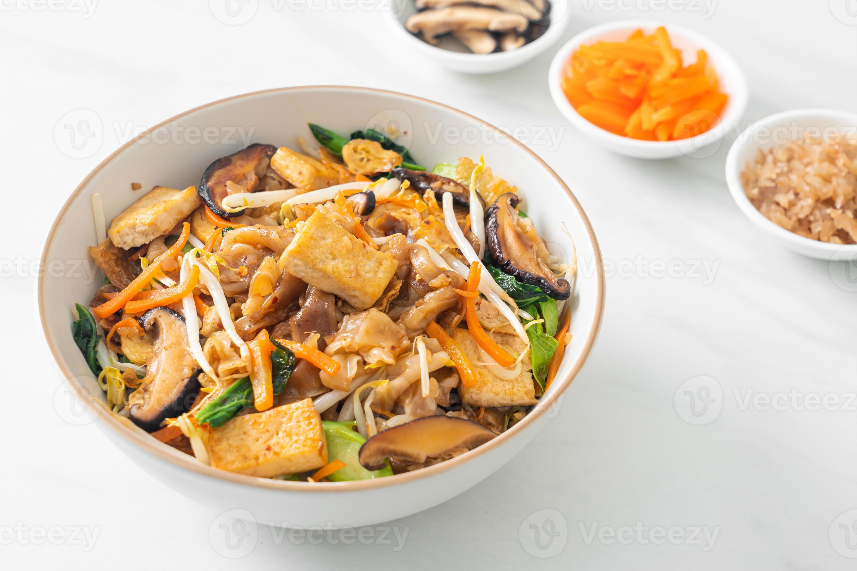 stir-fried noodles with tofu and vegetables 6167008 Stock Photo at Vecteezy