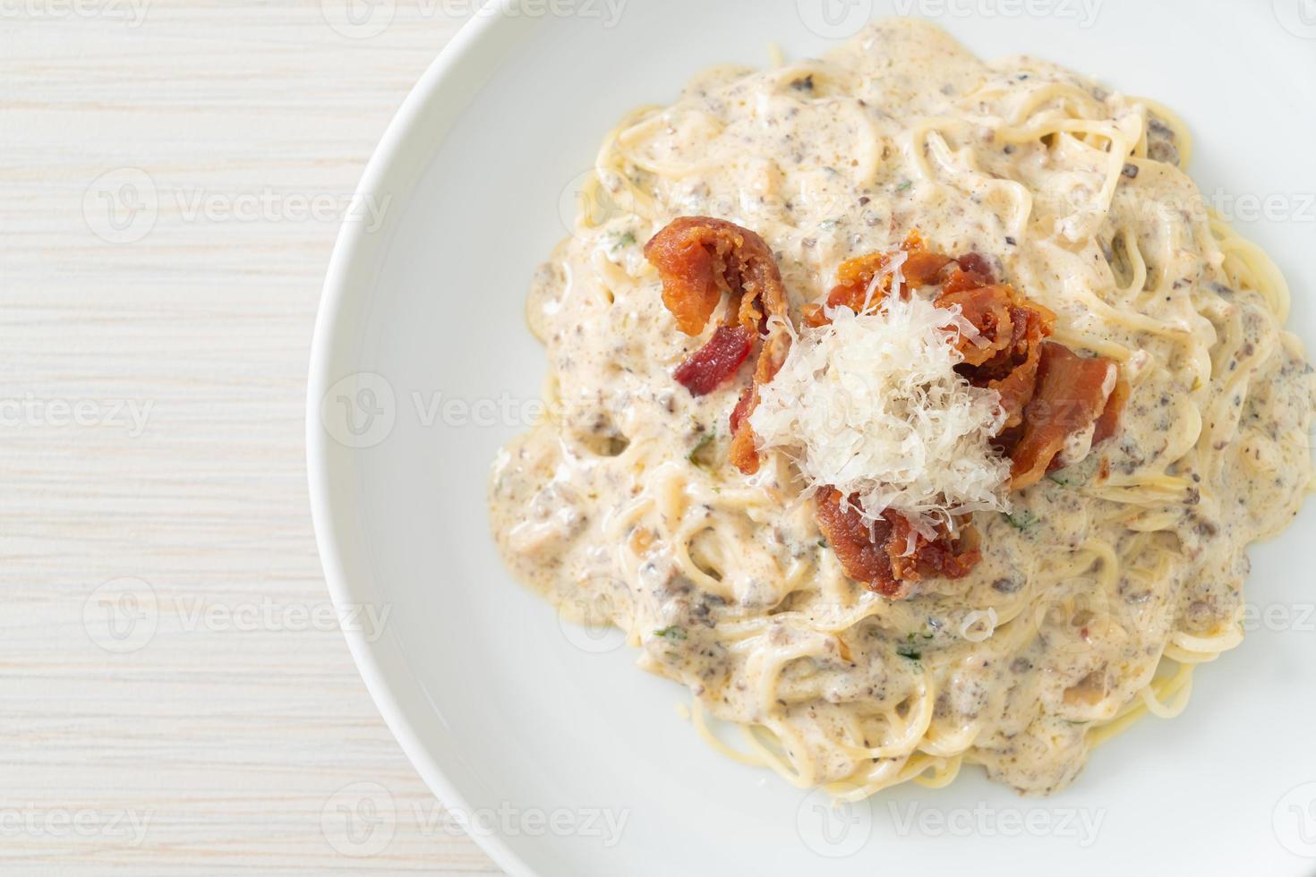 spaghetti with truffle cream sauce and mushroom photo