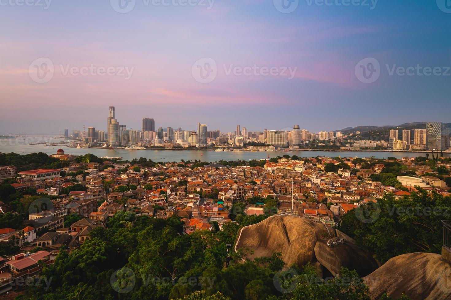 vista del área urbana, xiamen desde el monte lit kong giam en la isla gulangyu foto