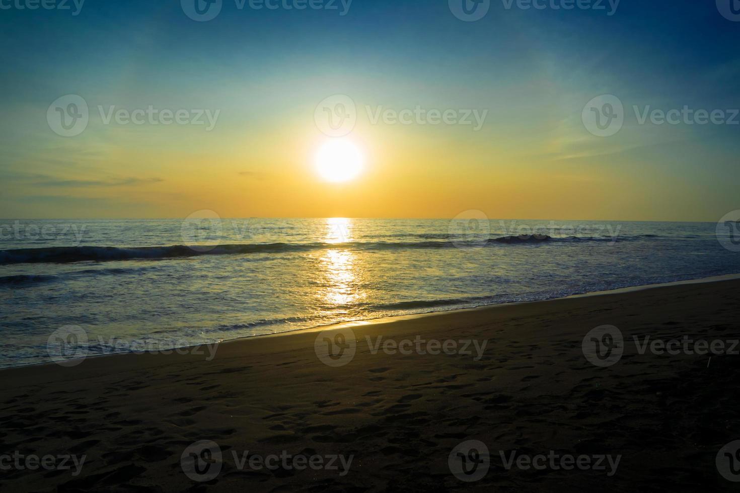 hermosa puesta de sol sobre el mar con un cielo colorido foto