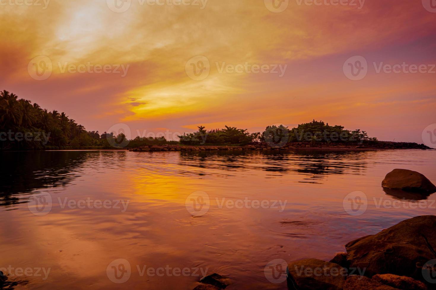 paisaje costero con isla y rocas foto