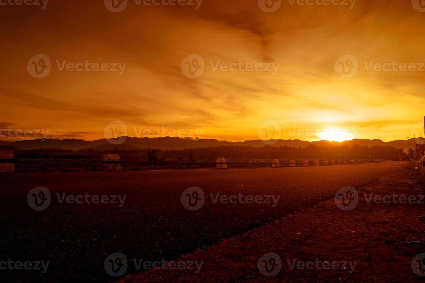 hermoso cielo de la puesta del sol de la tarde foto