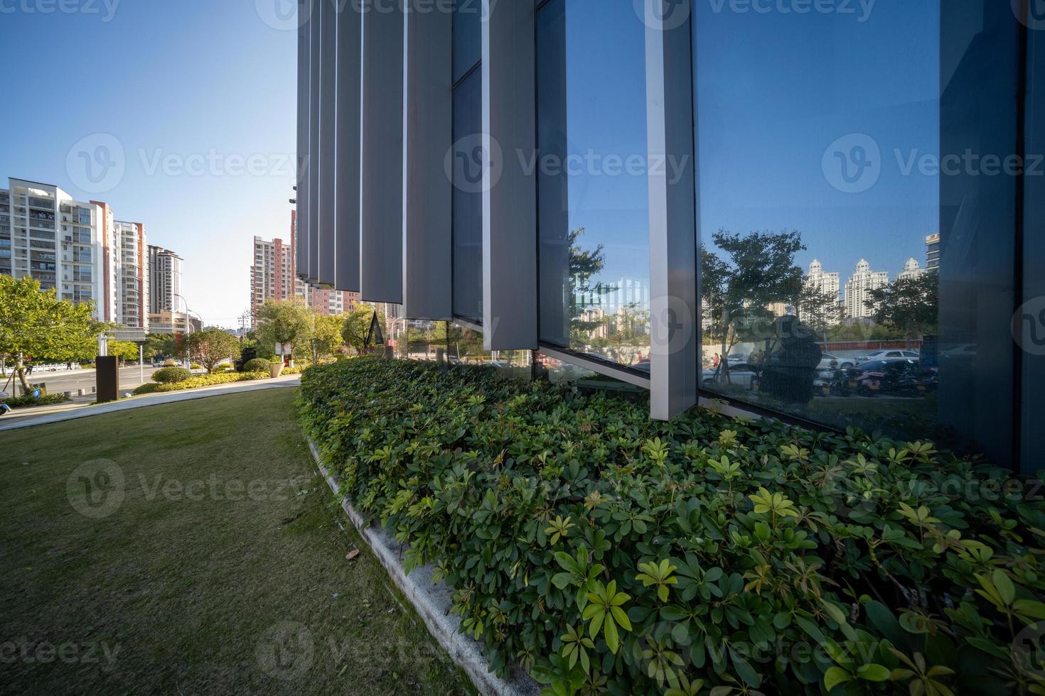 la totalidad o parte de la arquitectura moderna con estructura de vidrio y acero bajo luz de fondo foto