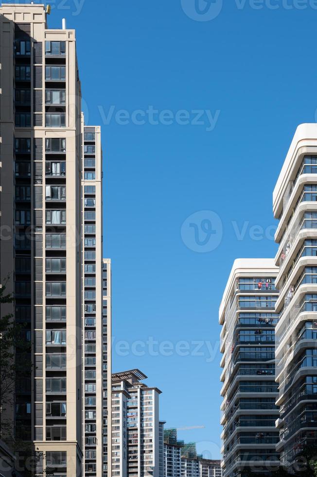 bajo el cielo azul, el espacio rodeado de edificios de gran altura en la ciudad foto