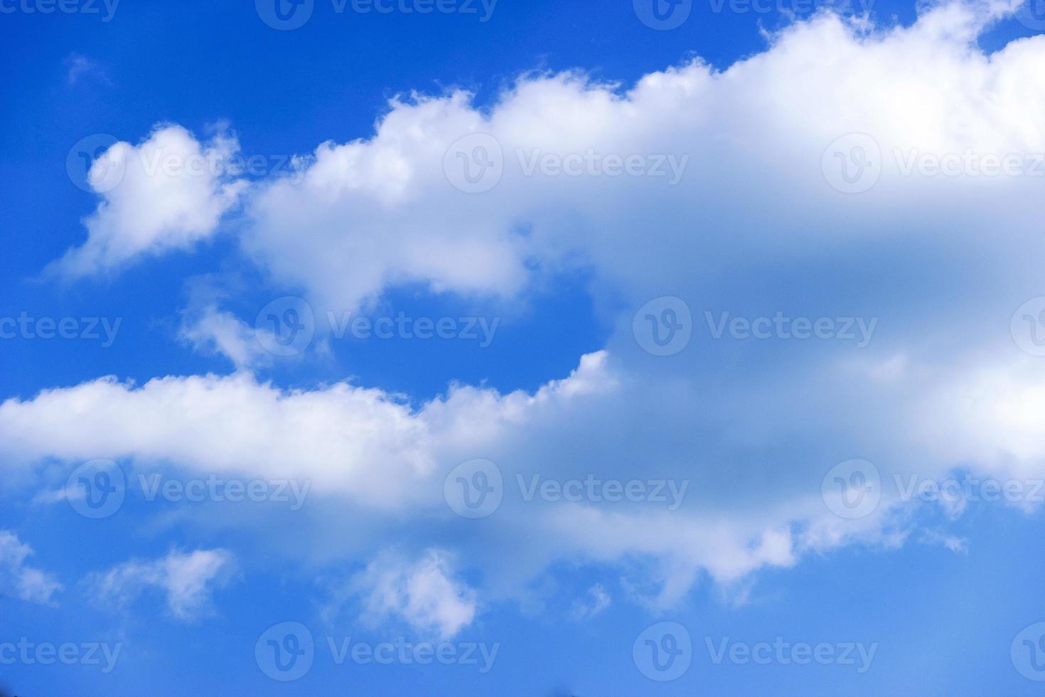 nubes y fondo de cielo azul con espacio de copia foto