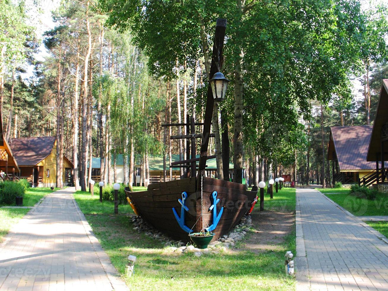 maqueta de un viejo bergantín en un parque foto