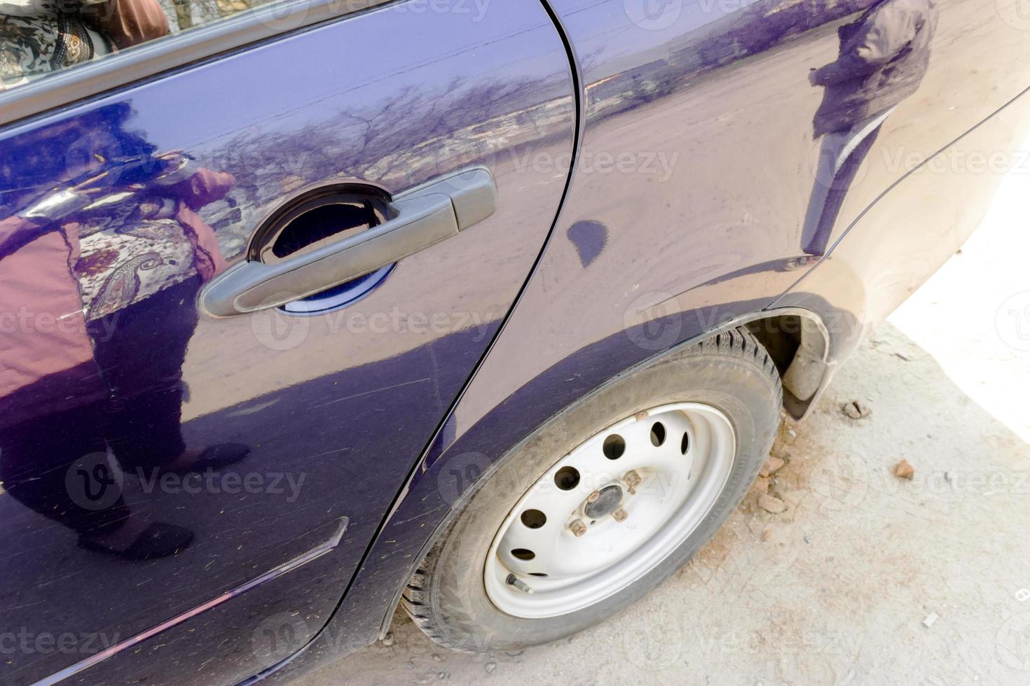 rear wheel of a dark gray car photo