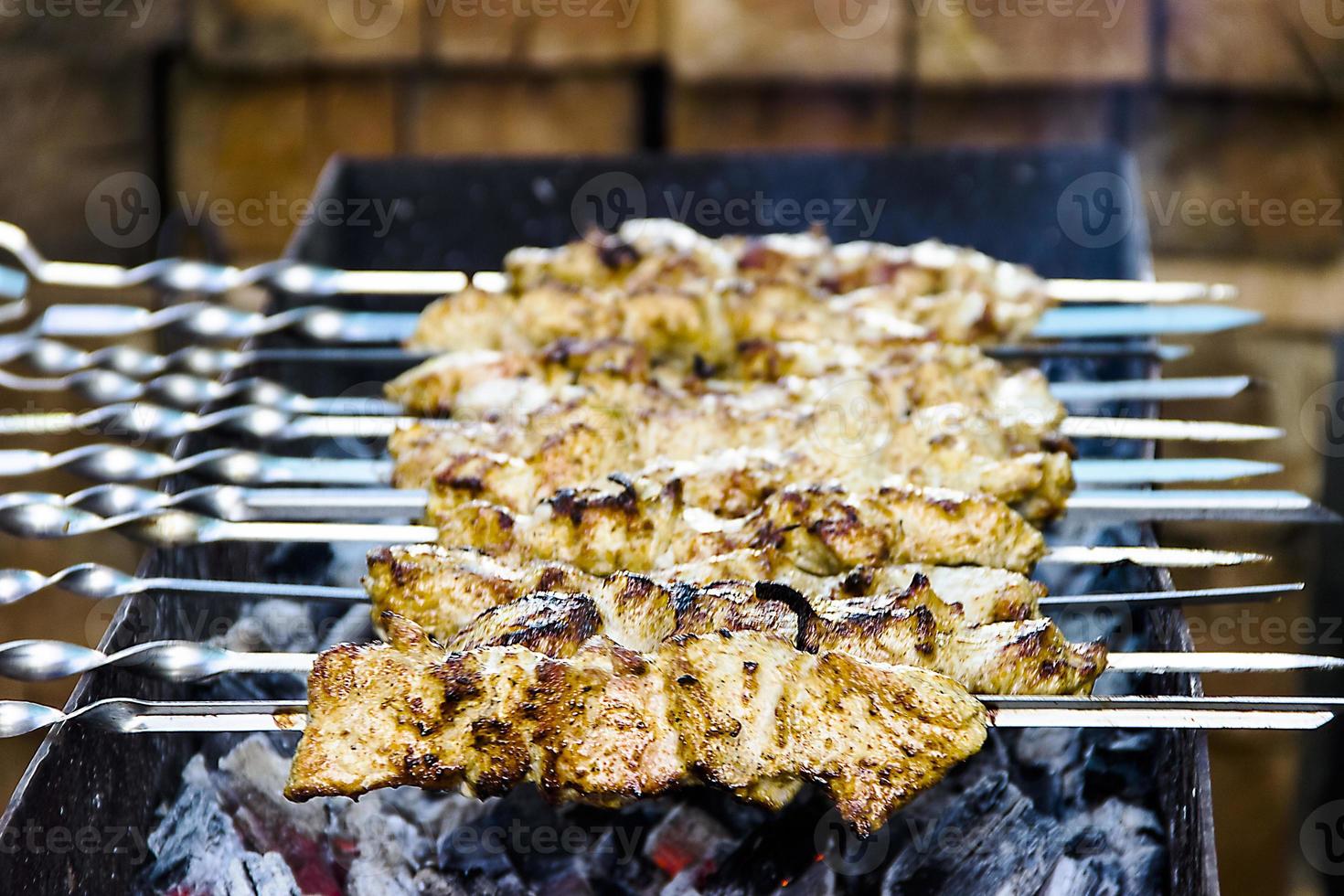 carne a la barbacoa. parrilla al aire libre. delicias a la parrilla foto