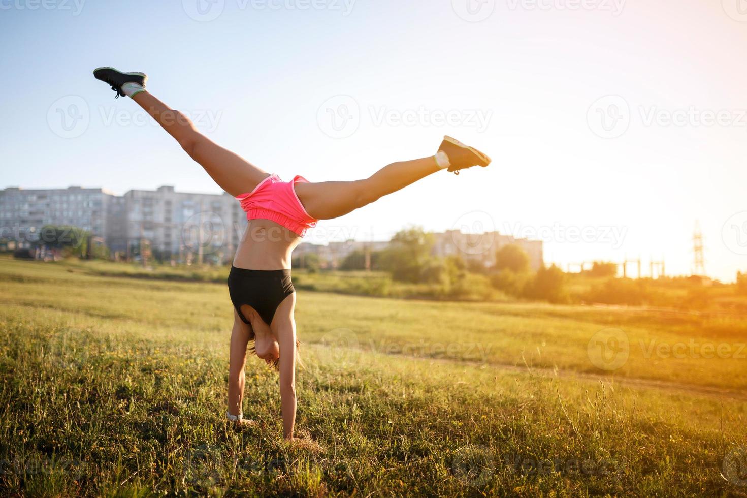 mujer de pie boca abajo en el entrenamiento nocturno foto