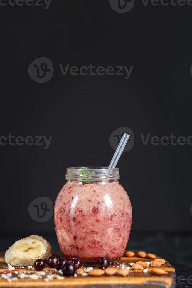 batidos recién preparados de plátano y mora en botella. dieta, estilo de vida saludable foto