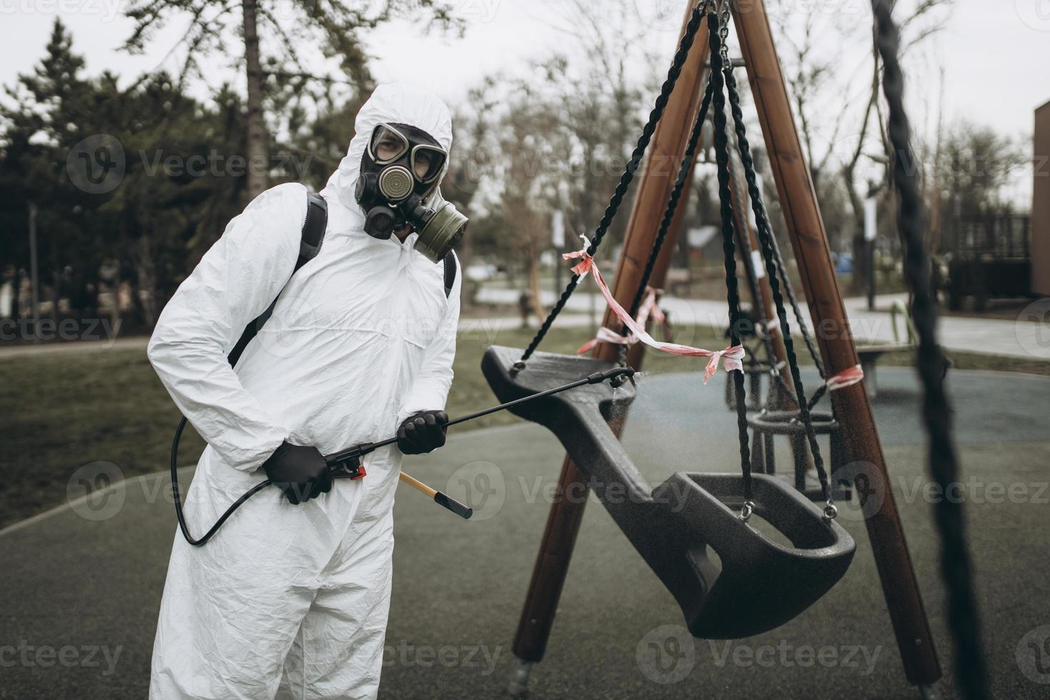 limpieza y desinfección en el patio de recreo en el complejo sity en medio de los equipos epidémicos de coronavirus para los esfuerzos de desinfección prevención y control de infecciones de traje y máscara de protección epidémica foto