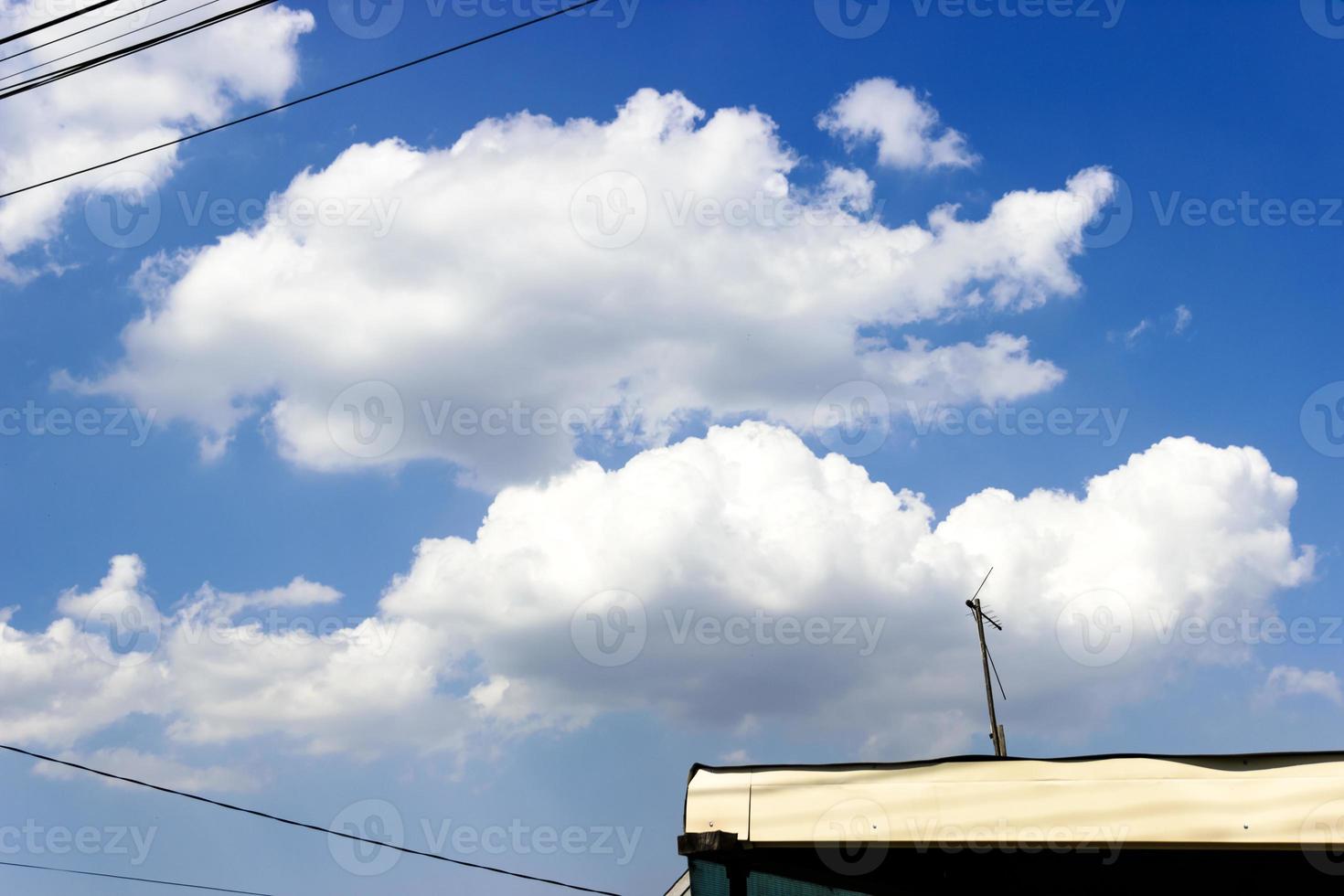 nubes y fondo de cielo azul con espacio de copia foto