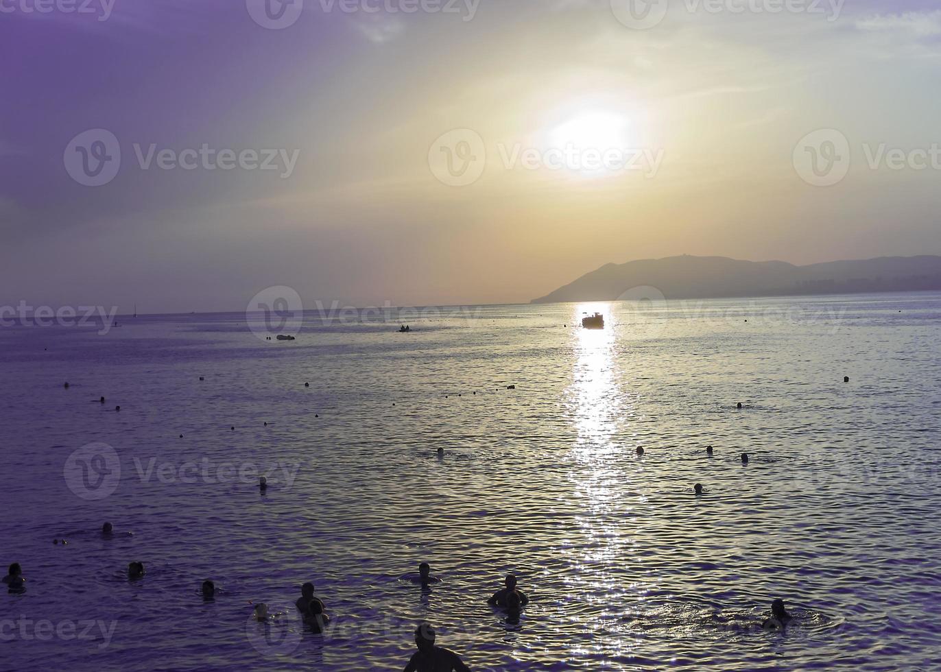 hermoso atardecer en el mar negro en verano en el pueblo de kabardinka foto