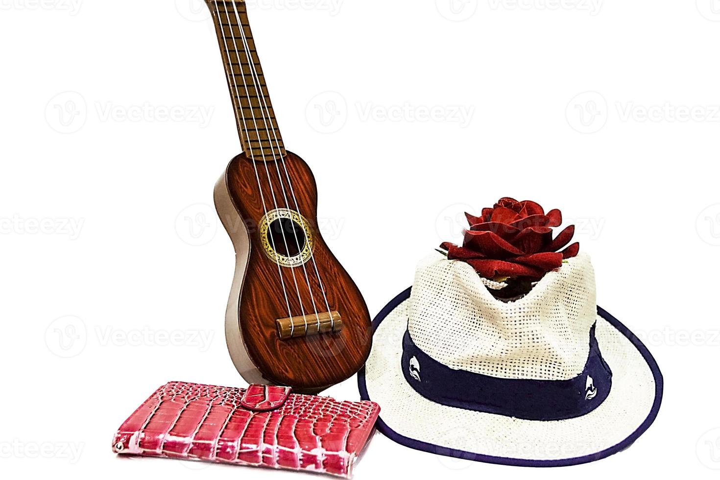 guitarra acústica y flor rosa roja, aislada en blanco foto