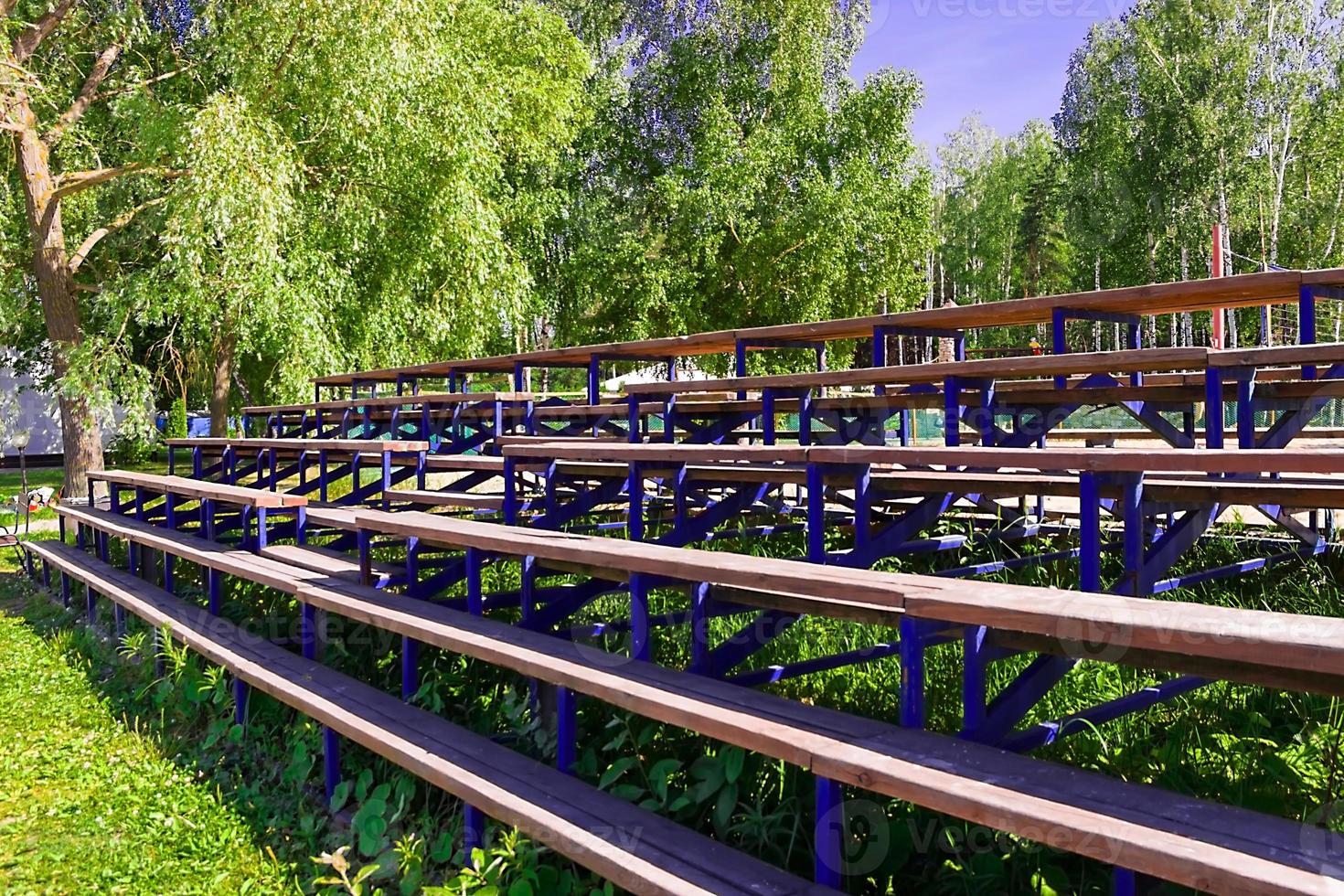 gradas de madera para aficionados el verano el sol foto