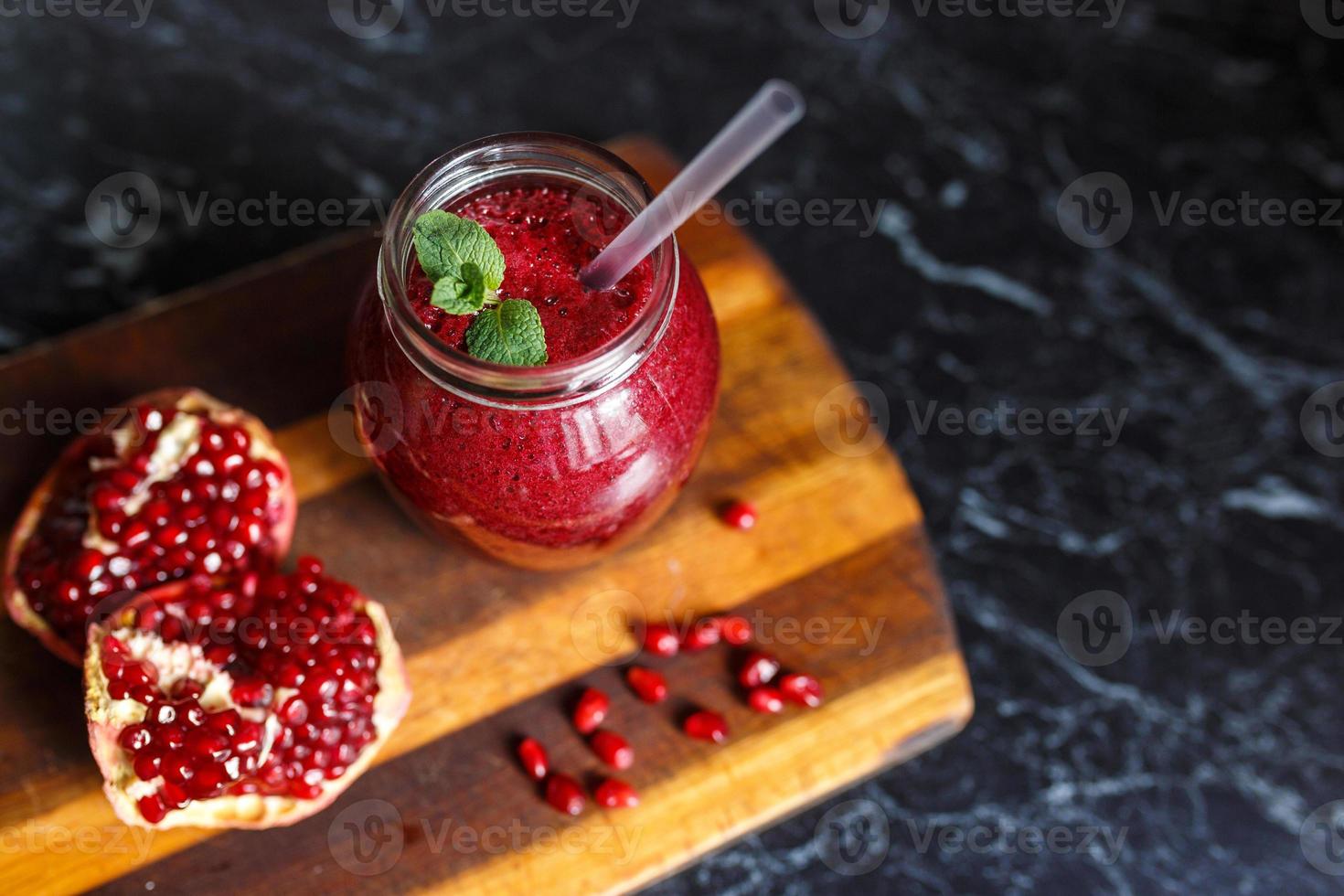 batidos recién preparados de plátano y granada. dieta, un estilo de vida saludable foto