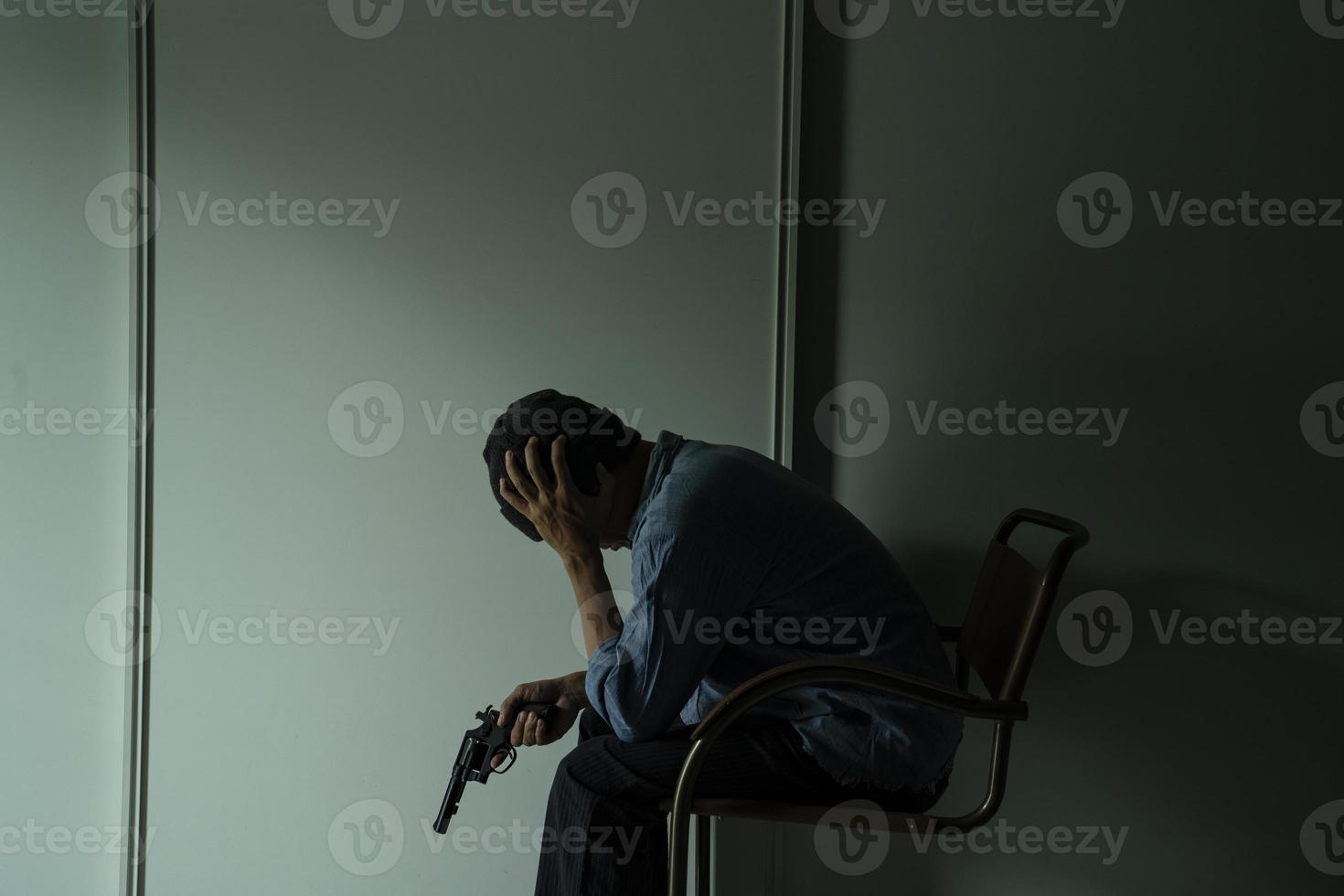 hombre triste en el cuarto oscuro foto