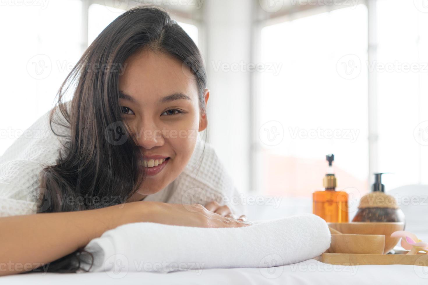 retrato de una joven y bella mujer asiática disfruta de un masaje en un balneario de lujo foto